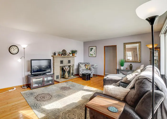 Holiday home Spacious & Peaceful Suburban In Lansing!