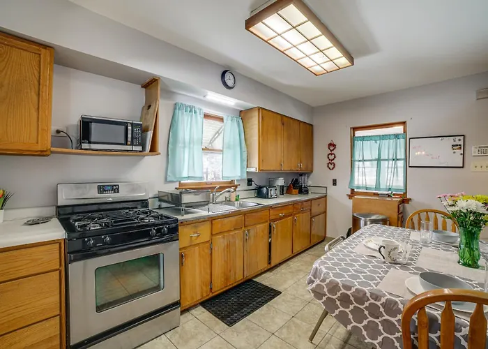 Spacious & Peaceful Suburban In Lansing! Holiday home Lansing