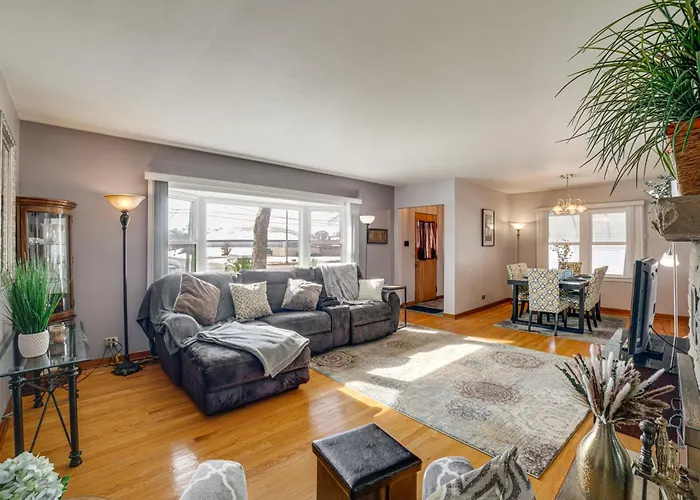Spacious & Peaceful Suburban In Lansing! *