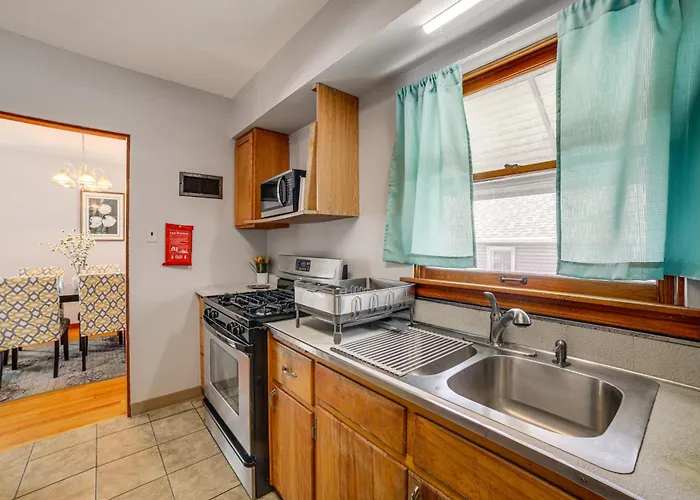 Spacious & Peaceful Suburban In Lansing! Holiday home *