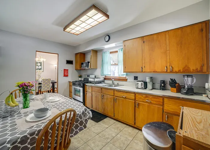 Spacious & Peaceful Suburban In Lansing! Holiday home