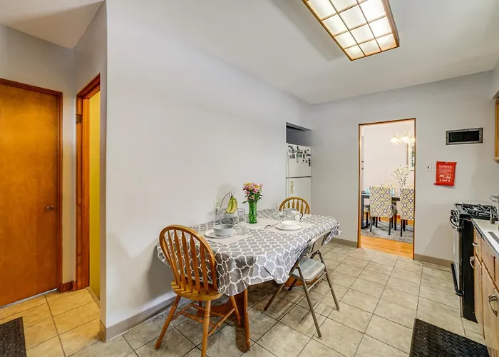 Spacious & Peaceful Suburban In Lansing! Holiday home Lansing