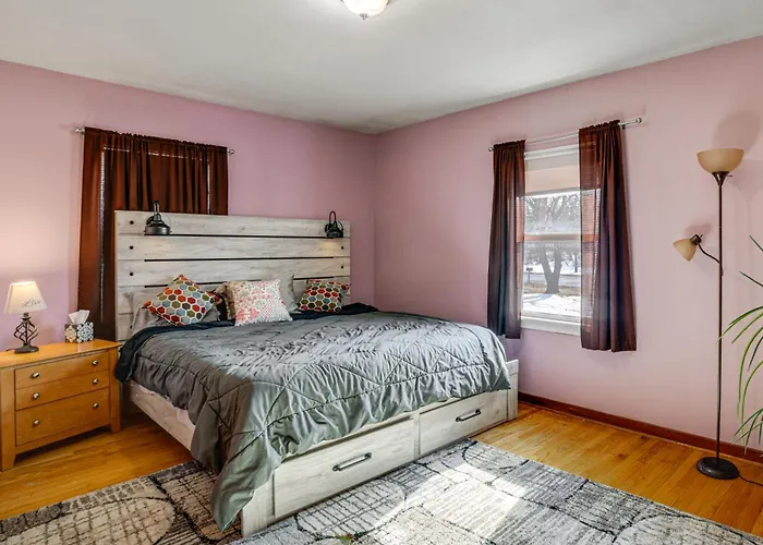 Holiday home Spacious & Peaceful Suburban In Lansing! *