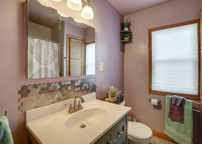 Spacious & Peaceful Suburban In Lansing! Holiday home