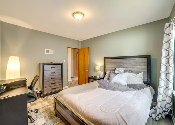 Spacious & Peaceful Suburban In Lansing! Holiday home Lansing