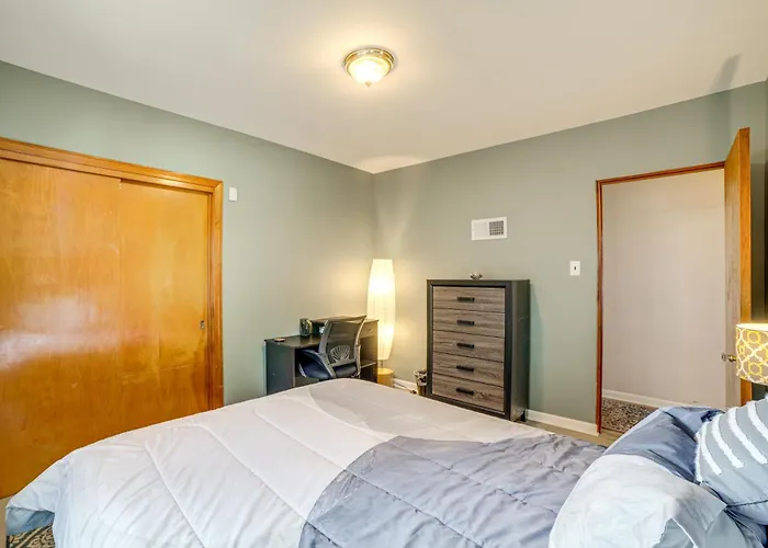 Spacious & Peaceful Suburban In Lansing! *