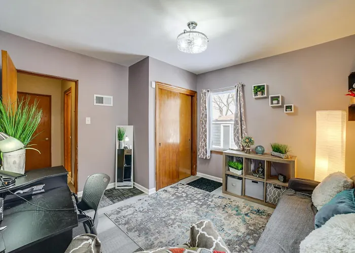 Spacious & Peaceful Suburban In Lansing!