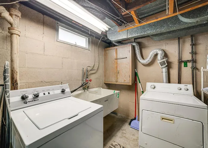 Holiday home Spacious & Peaceful Suburban In Lansing! *