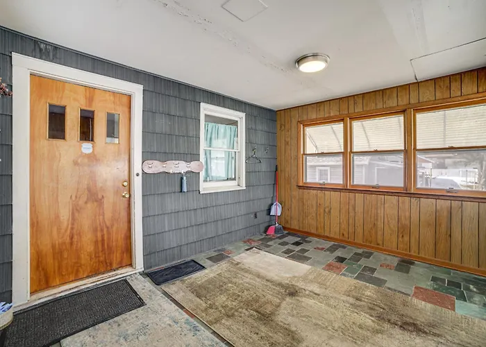 Holiday home Spacious & Peaceful Suburban In Lansing! *