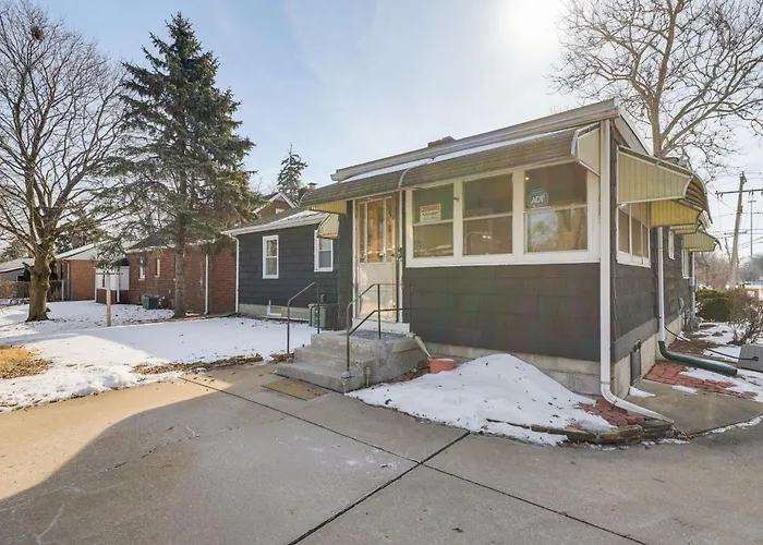 Spacious & Peaceful Suburban In Lansing! *