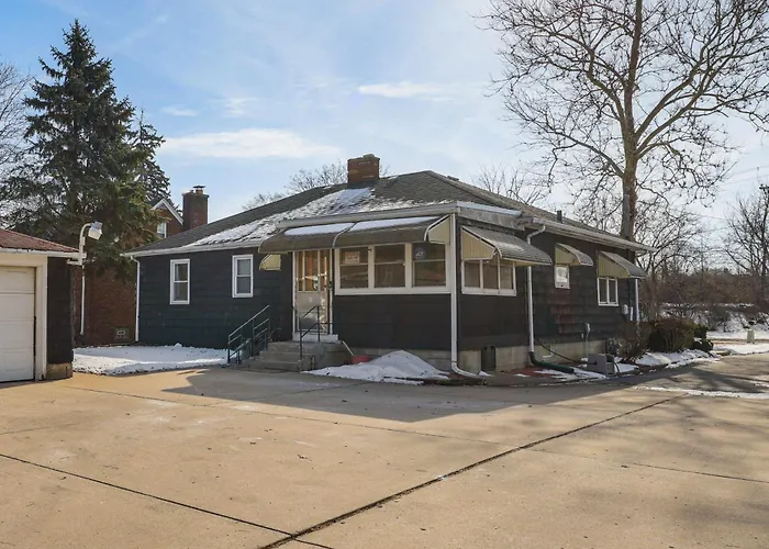 Spacious & Peaceful Suburban In Lansing!