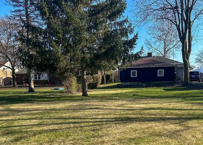 Spacious & Peaceful Suburban In Lansing! Holiday home