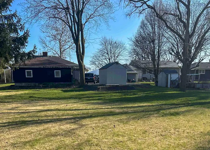 Spacious & Peaceful Suburban In Lansing! Holiday home Lansing