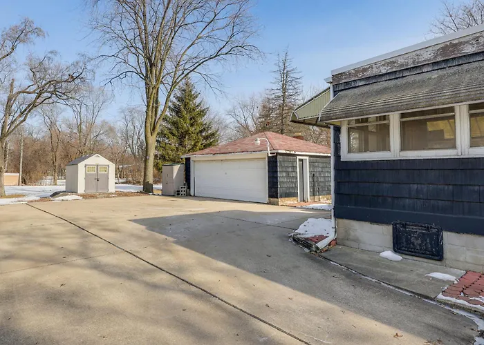 Spacious & Peaceful Suburban In Lansing! Holiday home Lansing