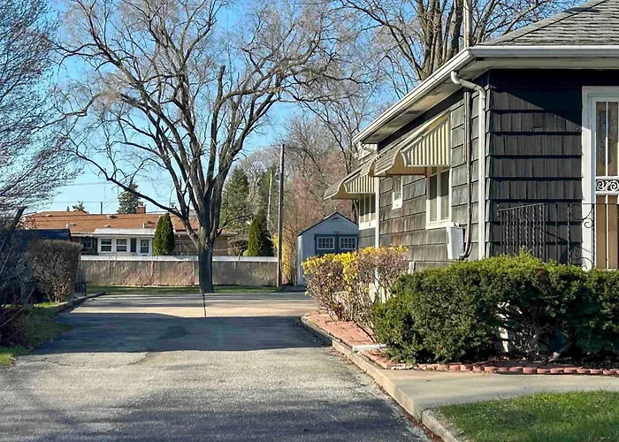 Spacious & Peaceful Suburban In Lansing!
