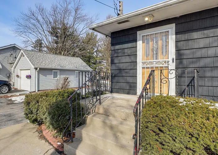 Holiday home Spacious & Peaceful Suburban In Lansing! *