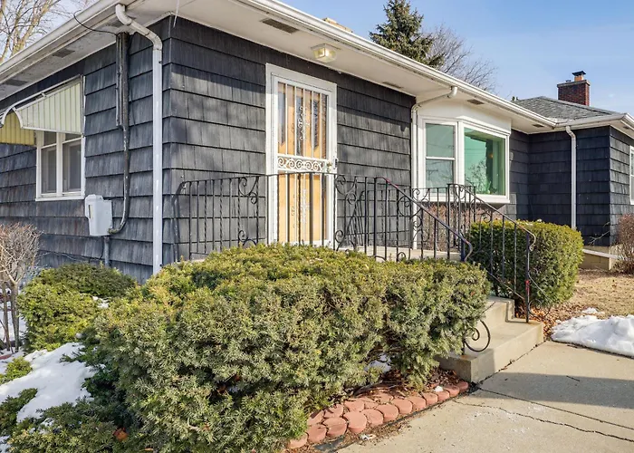 Holiday home Spacious & Peaceful Suburban In Lansing! *