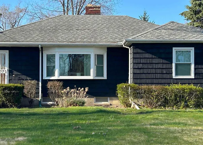 Holiday home Spacious & Peaceful Suburban In Lansing! Lansing