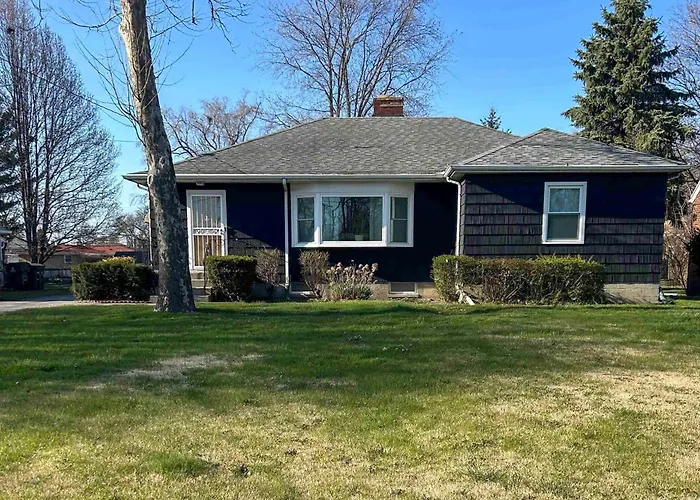 Spacious & Peaceful Suburban In Lansing!