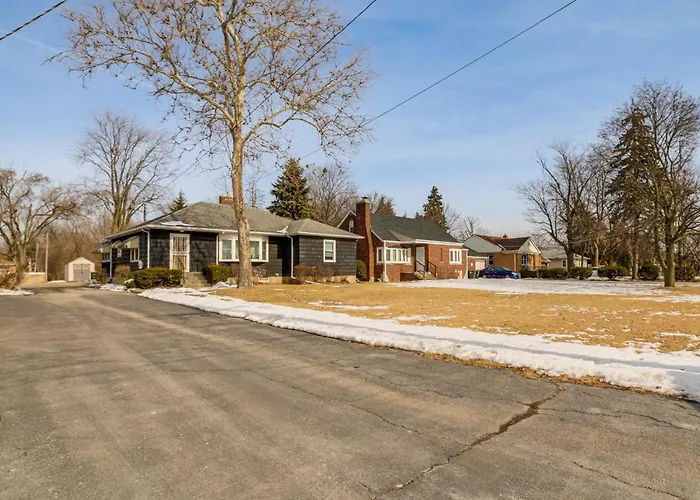 Spacious & Peaceful Suburban In Lansing! *